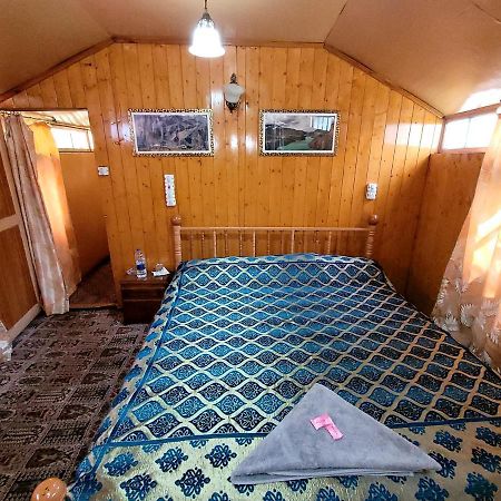 Tashkand Houseboat Srīnagar Exterior foto