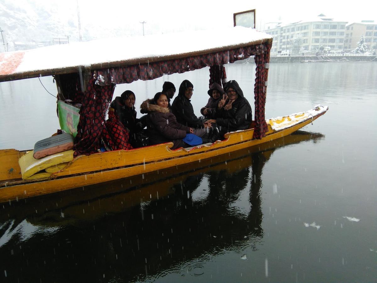 Tashkand Houseboat Srīnagar Exterior foto